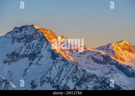 Sabbia a Taufers, Provincia di Bolzano, Alto Adige, Italia. Alba sul picco di Speikboden con vista su Schwarzenstein Foto Stock