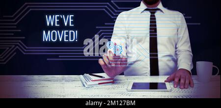 Ispirazione che mostra il segno We'VE moved. Business approccio andando a vivere da luogo un altro stesso paese o diverso Foto Stock