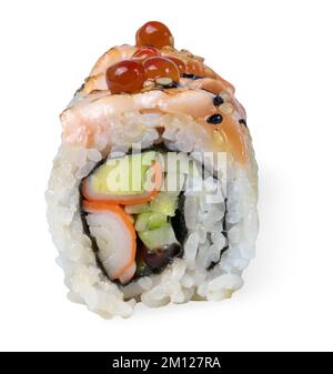 Il sushi di salmone Uramaki si arrotola all'interno con caviale di salmone rosso, avocado e cuber, delizioso pezzo di lusso isolato sul bianco. Foto Stock