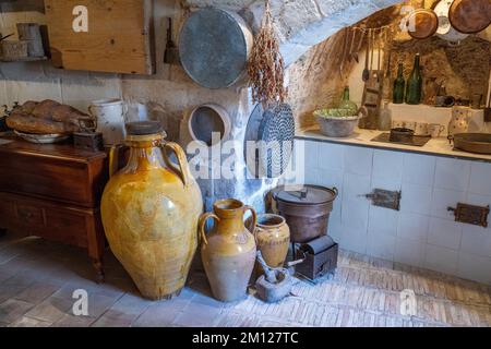 Matera, provincia di Matera, Basilicata, Italia, Europa. Interno di una dimora grotta Foto Stock