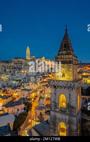 Matera, provincia di Matera, Basilicata, Italia, Europa. La chiesa di San Pietro Barisano, con la cattedrale alle spalle. Foto Stock