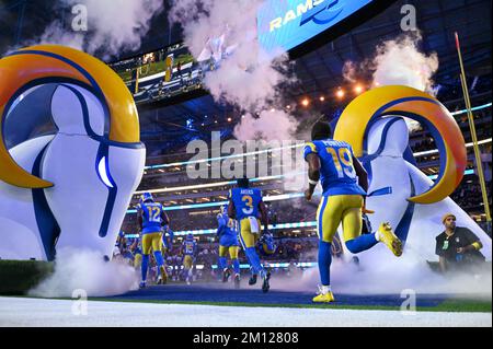 I giocatori dei Los Angeles Rams entrano in campo durante una partita della NFL contro i Las Vegas Raiders giovedì 8 dicembre 2022 a Inglewood, California (Dylan Stewart/Image of Sport). Foto Stock