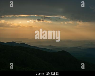 Verdi silhouettes collina durante il tramonto in clima mite Ungheria Europa Foto Stock