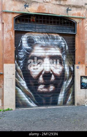 Roma, Italia; 1 novembre 2022: Ritratto di Anna Perenna dipinto sull'otturatore di Palazzo Velli Expo dall'artista di strada neve Foto Stock