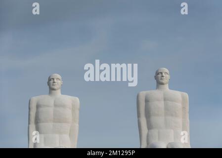 'Mennesket ved Havet', uomo sul mare, gruppo di sculture alto nove metri di Svend Wiig Hansen, Esbjerg, Syddanmark, Danimarca. Foto Stock