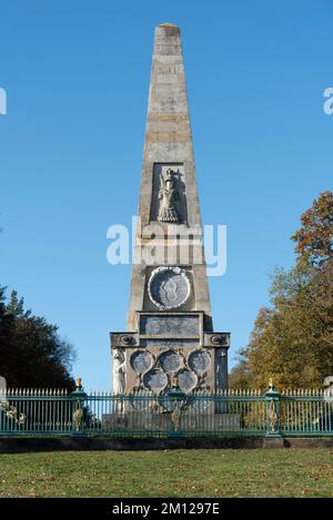 Obelisco al castello di Rheinsberg, Brandeburgo, Germania Foto Stock