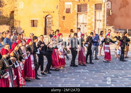 Gruppo di persone che eseguono danza greca tradizionale, la Canea, Creta, Isole greche, Grecia Foto Stock