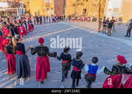 Gruppo di persone che eseguono danza greca tradizionale, la Canea, Creta, Isole greche, Grecia Foto Stock