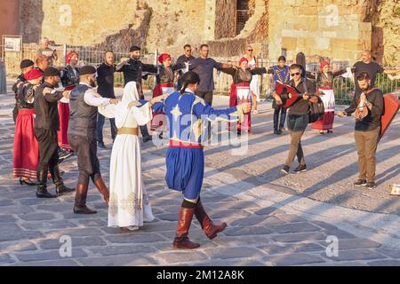 Gruppo di persone che eseguono danza greca tradizionale, la Canea, Creta, Isole greche, Grecia Foto Stock