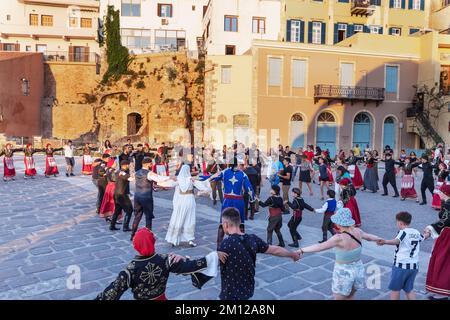Gruppo di persone che eseguono danza greca tradizionale, la Canea, Creta, Isole greche, Grecia Foto Stock