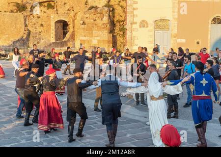Gruppo di persone che eseguono danza greca tradizionale, la Canea, Creta, Isole greche, Grecia Foto Stock