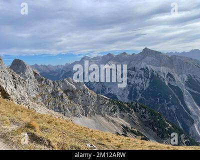 Panorama della vetta dal picco occidentale di Karwendel, Valle di Karwendel, Karwendelsteig, Alpenwelt Karwendel, Mittenwald, Alta Baviera, Germania Foto Stock