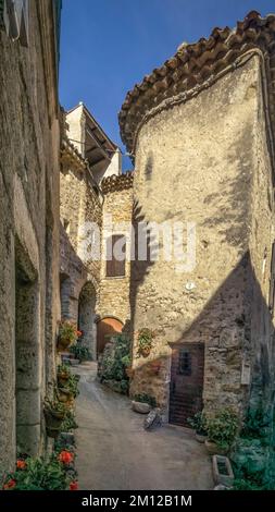 Village Street a Saint Guilhem le Désert. Parte del Patrimonio Mondiale dell'UNESCO 'Via di San Giacomo in Francia' premiato. Il villaggio appartiene al Plus Beaux Villages de France. Foto Stock