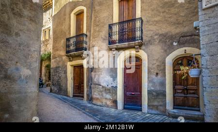 Village Street a Saint Guilhem le Désert. Parte del Patrimonio Mondiale dell'UNESCO 'Via di San Giacomo in Francia' premiato. Il villaggio appartiene al Plus Beaux Villages de France. Foto Stock