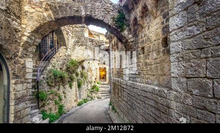 Village Street a Saint Guilhem le Désert. Parte del Patrimonio Mondiale dell'UNESCO 'Via di San Giacomo in Francia' premiato. Il villaggio appartiene al Plus Beaux Villages de France. Foto Stock