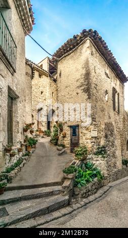 Village Street a Saint Guilhem le Désert. Parte del Patrimonio Mondiale dell'UNESCO 'Via di San Giacomo in Francia' premiato. Il villaggio appartiene al Plus Beaux Villages de France. Foto Stock