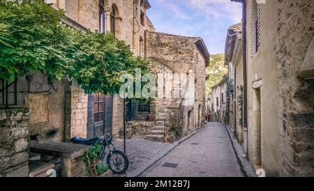 Village Street a Saint Guilhem le Désert. Parte del Patrimonio Mondiale dell'UNESCO 'Via di San Giacomo in Francia' premiato. Il villaggio appartiene al Plus Beaux Villages de France. Foto Stock