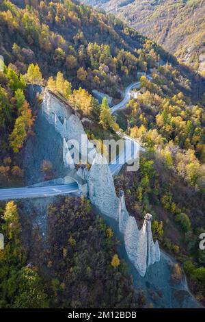 Veduta aerea delle Piramidi d'Euseigne in autunno. Euseigne, Val d'Hérens, comune di Hérémence, Canton Vallese, Svizzera, Europa. Foto Stock