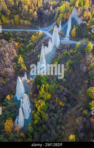 Veduta aerea delle Piramidi d'Euseigne in autunno. Euseigne, Val d'Hérens, comune di Hérémence, Canton Vallese, Svizzera, Europa. Foto Stock