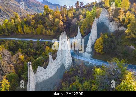 Veduta aerea delle Piramidi d'Euseigne in autunno. Euseigne, Val d'Hérens, comune di Hérémence, Canton Vallese, Svizzera, Europa. Foto Stock