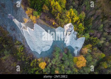 Veduta aerea delle Piramidi d'Euseigne in autunno. Euseigne, Val d'Hérens, comune di Hérémence, Canton Vallese, Svizzera, Europa. Foto Stock