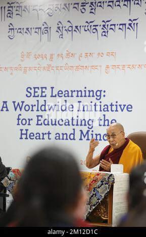 Dharamsala, India. 09th Dec, 2022. 9 dicembre 2022, Dharamsala, India: Il Dalai lama partecipa a una conferenza di 2 giorno presso il Centro per la Scienza contemplativa e l'etica basata sulla compassione Emory University (Emory Compassion Center) per celebrare due importanti tappe, La creazione della biblioteca e dell'archivio di Dalai lama e l'anniversario di sua Santità il Dalai lama che ha ricevuto il Premio Nobel per la pace il 9 dicembre 2022 a Dharamsala, in India. (Foto di Sanjay Baid/ Eyepix Group/Sipa USA) Credit: Sipa USA/Alamy Live News Foto Stock