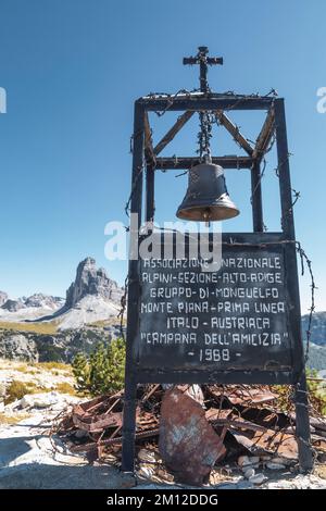 Italia, Veneto, Belluno, Auronzo di Cadore. L'installazione della campana di amicizia (Campana dell'amicizia e della Concordia) presso forcella dei Castrati sul monte piana, monumento commemorativo sulla prima linea della prima guerra mondiale Foto Stock