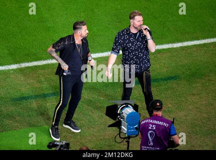 Brian McFadden (a destra) e Keith Duffy of Boyzlife si esibiscono in vista della partita di quarti di finale della Coppa del mondo FIFA presso il Lusail Stadium di Lusail, Qatar. Data immagine: Venerdì 9 dicembre 2022. Foto Stock