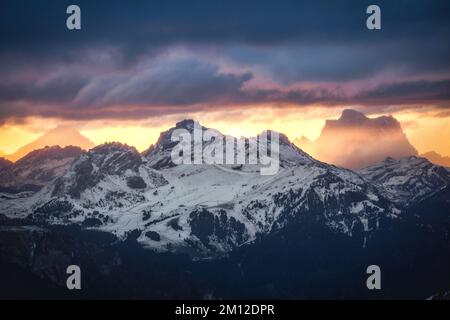 Italia, Alto Adige, provincia di Bolzano, alba ardente vicino al rifugio Alpe di Tires / Schutzhaus Tierser Alpl verso il Passo Pordoi, in lontananza Monte Pelmo e Monte Antelao in provincia di Belluno, Dolomiti Foto Stock