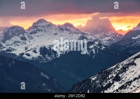 Italia, Alto Adige, provincia di Bolzano, alba ardente vicino al rifugio Alpe di Tires / Schutzhaus Tierser Alpl verso il Passo Pordoi, in lontananza Monte Pelmo in provincia di Belluno, Dolomiti Foto Stock