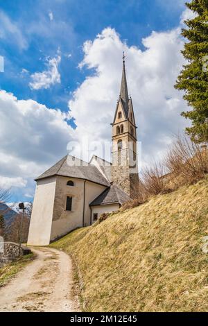 Italia, Veneto, Belluno, Vallada Agordina. La chiesa di San Simon, edificio cattolico di culto Foto Stock