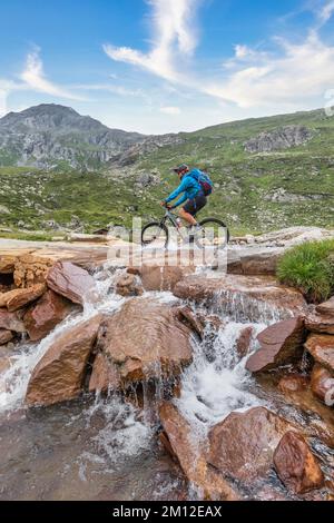 Austria, Tirolo, Zillertal, Finkenberg, uomo con e-bike a cavallo sul singletrial Pfitscher Joch nel Pfitschergründl o Zamsergrund Foto Stock