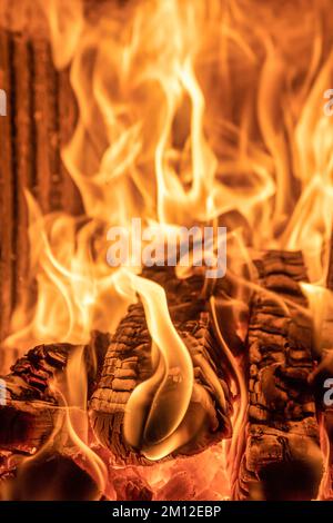 Fiamme di camino in inverno, legna in fiamme, calore naturale Foto Stock