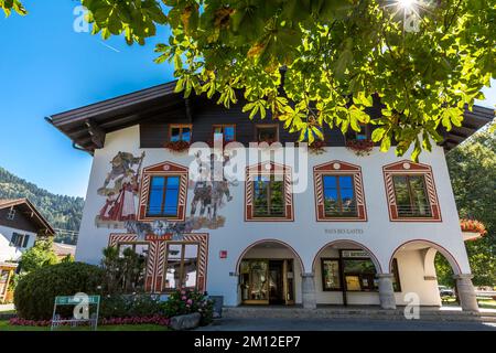 Municipio, Haus des Gastes, Lüftlmalerei, Bayrischzell, alta Baviera, Baviera, Germania, Europa Foto Stock