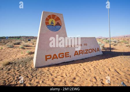 Il grande benvenuto a Page, Arizona segno su un deserto soleggiato Foto Stock