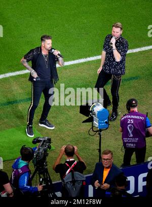 Brian McFadden (a destra) e Keith Duffy of Boyzlife si esibiscono in vista della partita di quarti di finale della Coppa del mondo FIFA presso il Lusail Stadium di Lusail, Qatar. Data immagine: Venerdì 9 dicembre 2022. Foto Stock