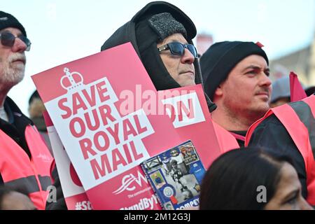 Londra, Regno Unito. 9th dicembre 2022. Migliaia di membri del Communications Workers Union e dei Royal Mail Workers colpiscono per retribuzione, lavoro e condizioni. Chiediamo Simon Thompson fuori rally in Partliament Square. Credit: Vedi li/Picture Capital/Alamy Live News Foto Stock