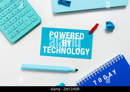 Scrittura a mano di testo Powered by Technology. La parola per la svolta ha portato alla grande commercializzazione Foto Stock