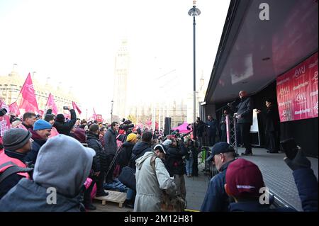 Londra, Regno Unito. 9th dicembre 2022. Migliaia di membri del Communications Workers Union e dei Royal Mail Workers colpiscono per retribuzione, lavoro e condizioni. Chiediamo Simon Thompson fuori rally in Partliament Square. Credit: Vedi li/Picture Capital/Alamy Live News Foto Stock