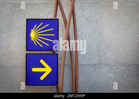 Camino de Santiago (via di San Giacomo) freccia che punta a destra. Jaca, Huesca, Aragón, Spagna. Foto Stock