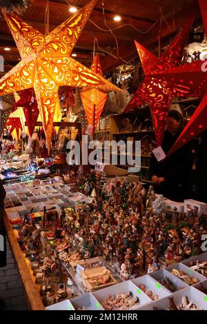 Hanau, Germania - 15 dicembre 2019: Stelle appese sopra le decorazioni di Natale in una stalla ad un mercato di Natale ad Hanau, Germania. Foto Stock