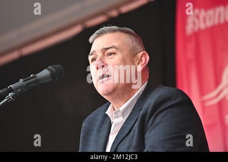 Londra, Regno Unito. 9th dicembre 2022. Relatore al Royal Mail lavoratori colpendo su retribuzione, posti di lavoro, e condizioni. Chiediamo Simon Thompson fuori rally in Partliament Square. Credit: Vedi li/Picture Capital/Alamy Live News Foto Stock