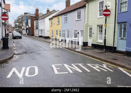 Southwold regno unito 23, novembre 2022 Una fila di case a schiera colorate lungo una strada con un cartello rosso luminoso di ingresso a Southwold, Suffolk Foto Stock