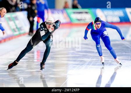 CALGARY, CANADA - 9 DICEMBRE: Casey Dawson of USA, Francesco Betti d'Italia gareggia sul gruppo maschile B 1500m durante la ISU Speed Skating World Cup 3 il 9 dicembre 2022 a Calgary, Canada (Foto di Andre Weening/Orange Pictures) Credit: Orange Pics BV/Alamy Live News Foto Stock