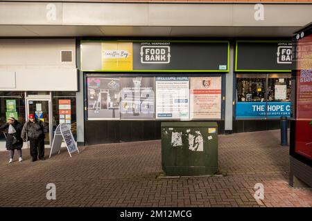 Hanley-Stoke-on-Trent, Staffordshire-Regno Unito 21 aprile 2022 persone al di fuori di una chiesa locale gestire banca alimentare, costo di vivere la crisi nel regno unito Foto Stock