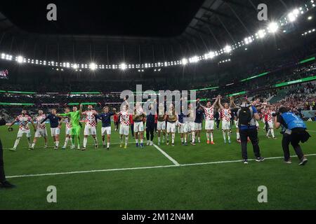 Doha, Qatar. 09th Dec, 2022. 12/09/2022, Education City Stadium, Doha, QAT, Coppa del mondo FIFA 2022, Quarterfinals, Croazia vs Brasile, nella foto la squadra croata festeggia il raggiungimento delle semifinali. Credit: dpa Picture Alliance/Alamy Live News Foto Stock