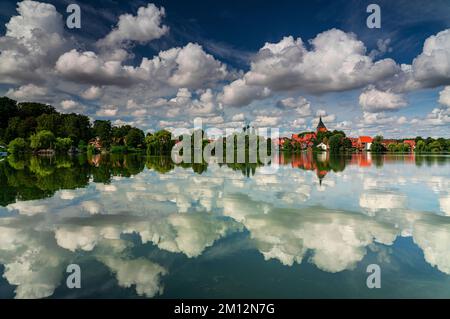 Möllner centro storico, lago scolastico, cielo nuvoloso, riflessione Foto Stock