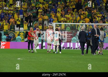 Doha, Qatar. 09th Dec, 2022. 12/09/2022, Education City Stadium, Doha, QAT, Coppa del mondo FIFA 2022, Quarterfinals, Croazia vs Brasile, nella foto la squadra croata festeggia il raggiungimento delle semifinali. Credit: dpa Picture Alliance/Alamy Live News Foto Stock