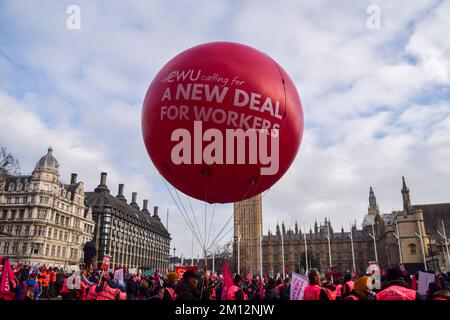 Londra, Regno Unito. 9th dicembre 2022. Migliaia di operatori postali hanno organizzato un enorme raduno in Piazza del Parlamento in solidarietà con gli scioperi postali in corso presso la CWU (Communication Workers Union) e hanno chiesto che il CEO di Royal Mail Simon Thompson si dimette. Foto Stock