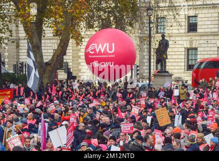 Londra, Regno Unito. 9th dicembre 2022. Migliaia di operatori postali hanno organizzato un enorme raduno in Piazza del Parlamento in solidarietà con gli scioperi postali in corso presso la CWU (Communication Workers Union) e hanno chiesto che il CEO di Royal Mail Simon Thompson si dimette. Foto Stock